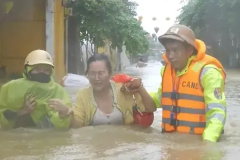 Lũ lịch sử "nhấn chìm" nhiều bệnh viện ở Huế, nhiều nơi ở Đà Nẵng cô lập