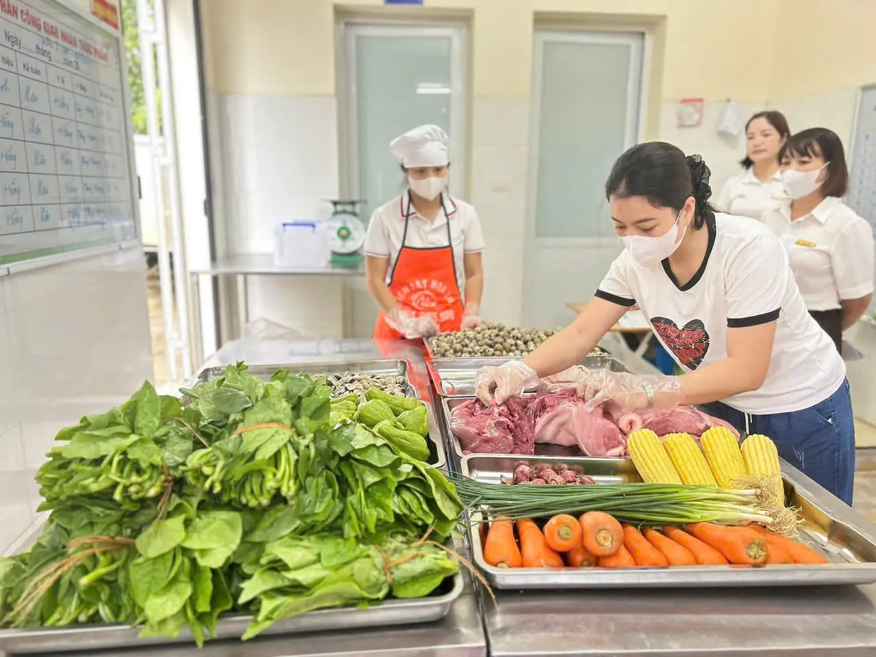 Bữa ăn bán trú: Giữ an toàn từ căn bếp đến lớp học