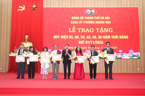Lễ trao 46 Huy hiệu Đảng tại phường Hoàng Mai: Tri ân những cống hiến bền bỉ