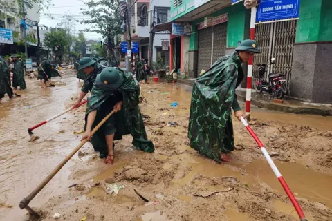 Ngập ngụa bùn đất, đồ đạc hư hỏng sau khu lũ rút ở Phú Yên cũ