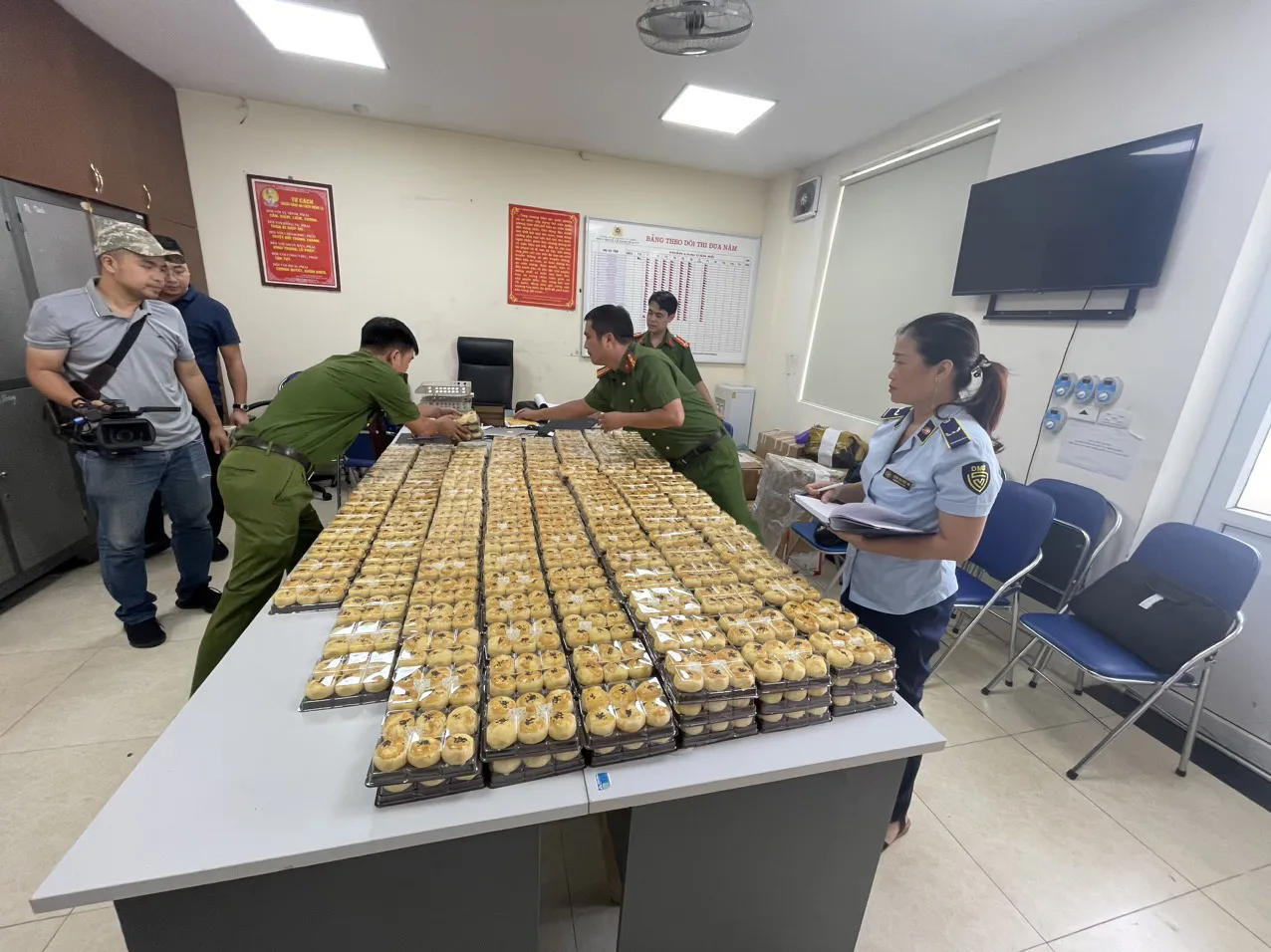 Bánh Trung Thu trứng chảy: Món ăn “sang chảnh” và những cảnh báo an toàn thực phẩm không thể bỏ qua