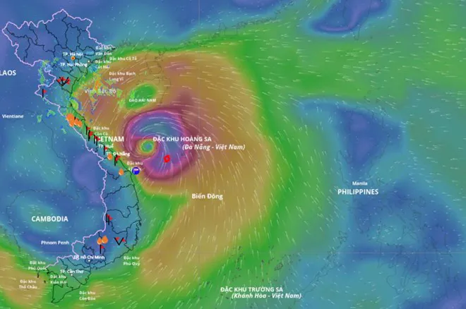 Bão số 10 Bualoi giật cấp 15, di chuyển rất nhanh, cách TP Huế khoảng 90 km, cách Quảng Trị 190 km
