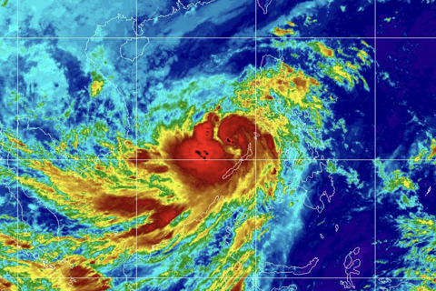 Cập nhật: Bão số 13 Kalmaegi cấp 14, giật cấp 17, cách Quy Nhơn 120km
