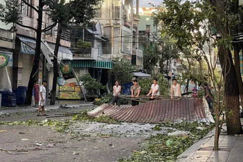 Thủ tướng yêu cầu khẩn trương khắc phục hậu quả bão số 13, nhanh chóng ổn định đời sống Nhân dân sau thiên tai