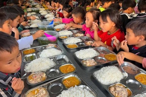 Hoàn thiện Nghị định về miễn, giảm học phí, hỗ trợ bữa trưa cho học sinh biên giới