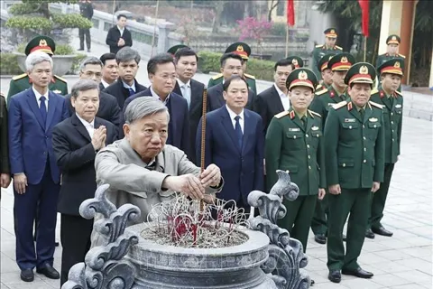 Tổng Bí thư Tô Lâm dâng hương tưởng niệm các đồng chí lãnh đạo tiền bối