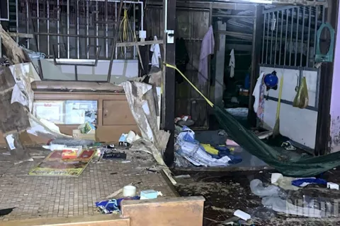 Vòi rồng xuất hiện giữa đêm, gây nhiều thiệt hại cho Cà Mau