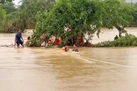 Hàng loạt nghệ sĩ Việt hướng về đồng bào giữa bão số 10