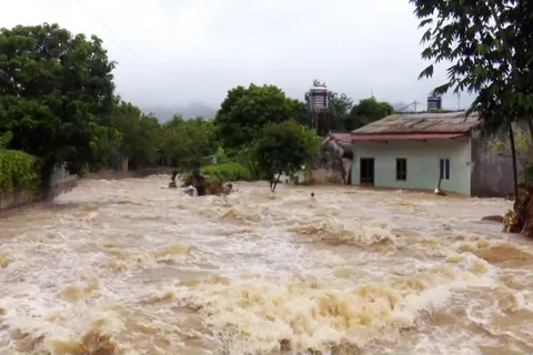 Cảnh báo lũ trên hệ thống sông ở khu vực Bắc Bộ, Thanh Hóa, nguy cơ sạt lở tại 13 địa phương
