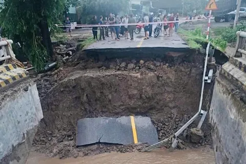 Trực tiếp: Bão số 13 Kalmaegi gây thiệt hại nặng trên đất liền trước khi suy yếu thành áp thấp nhiệt đới ở Hạ Lào