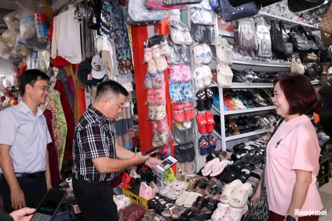 Chợ truyền thống trong cuộc đua chuyển đổi số: Làm gì để không mất khách?