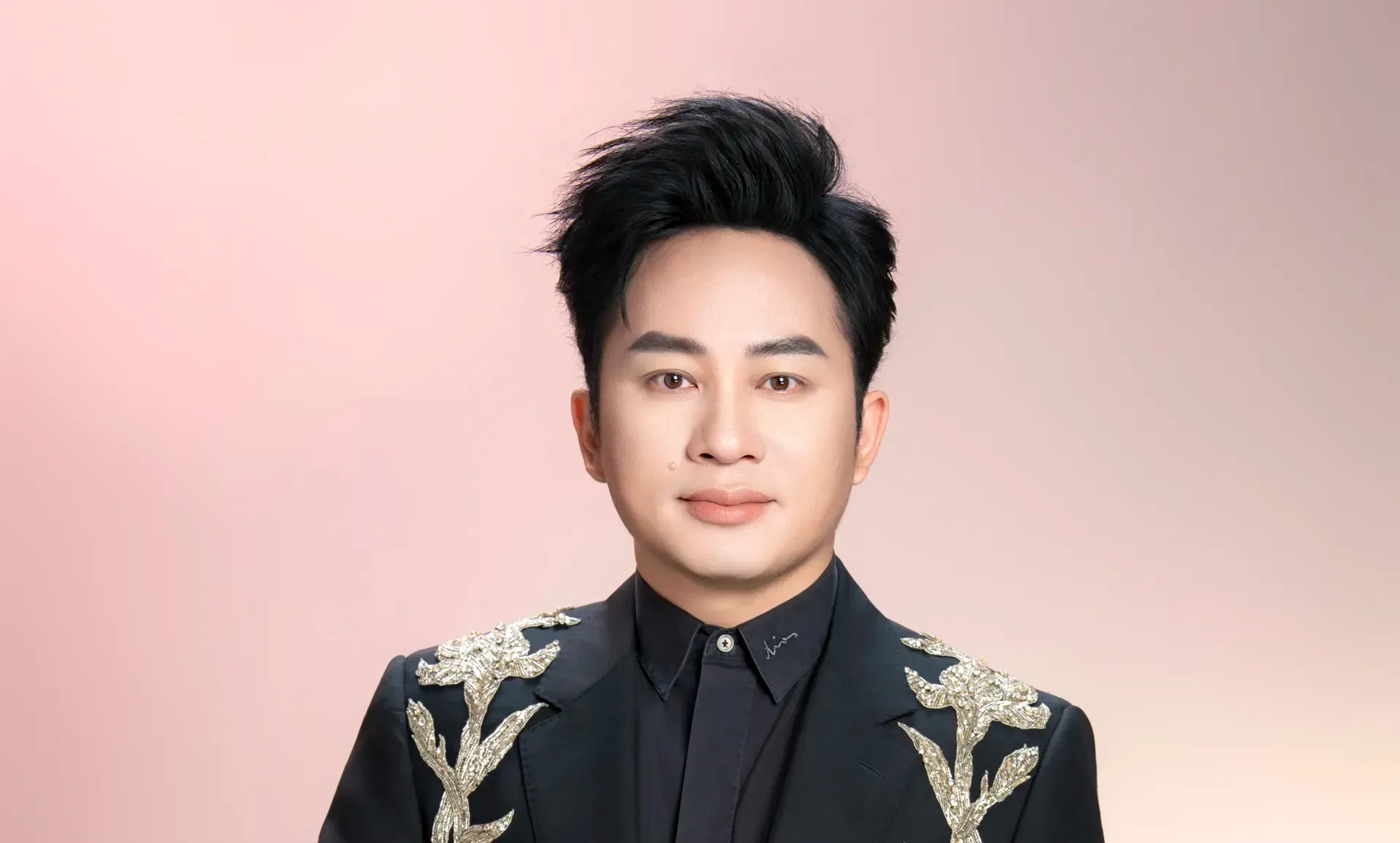 Ca sĩ Tùng Dương và nhóm bạn ủng hộ 1 tỷ đồng cho 5 tỉnh bị bão Bualoi