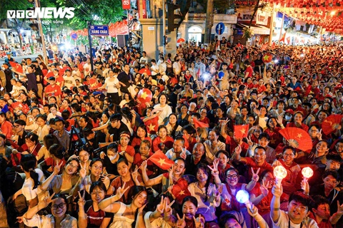Nên mặc trang phục gì khi đi xem diễu binh, diễu hành A80