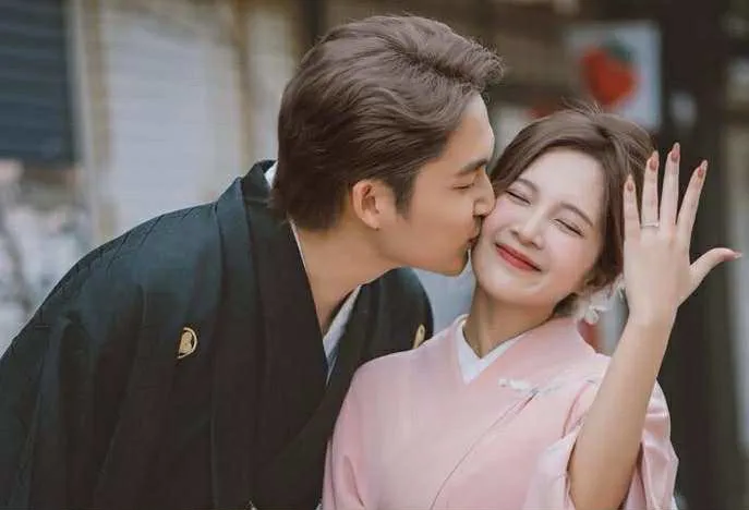 Đình Tú, Ngọc Huyền khoe ảnh đăng ký kết hôn