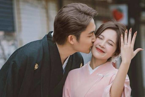 Đình Tú, Ngọc Huyền khoe ảnh đăng ký kết hôn