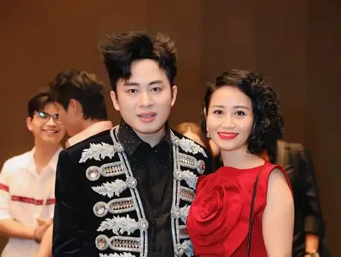 Tùng Dương thể hiện ca khúc "Việt Nam kỷ nguyên vươn mình"