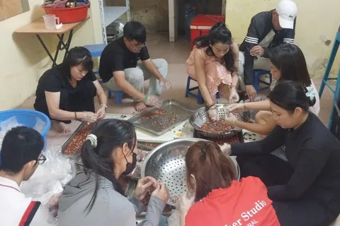 Căn bếp nhỏ lan tỏa yêu thương lớn giữa mùa lũ