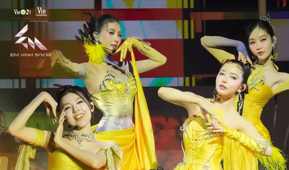 Em xinh say hi: Thí sinh bị chỉ trích vì làm lố