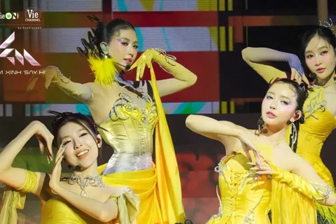 Em xinh say hi: Thí sinh bị chỉ trích vì làm lố
