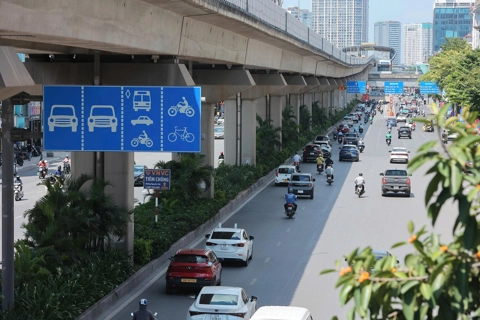 Nắng nóng đặc biệt gay gắt hoành hành, Hà Nội như "chảo lửa", tiến sát mốc 40 độ C