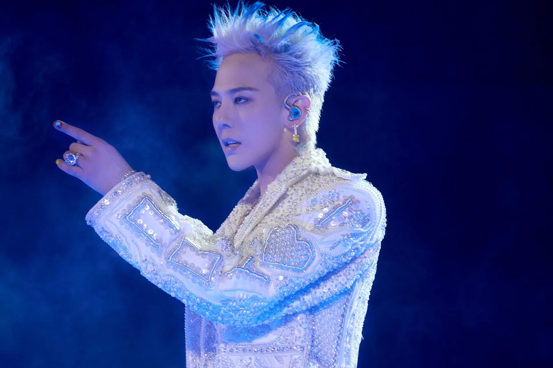 Đêm nhạc của G-Dragon tại Mỹ Đình đối diện mưa lớn, phe vé xả lỗ