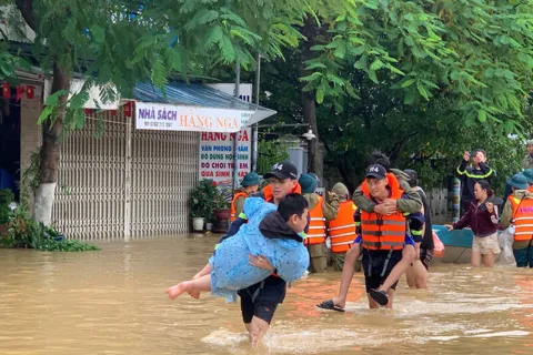Hội An: Nhiều điểm vùng ven cô lập hoàn toàn, lực lượng chức năng vượt lũ cứu người