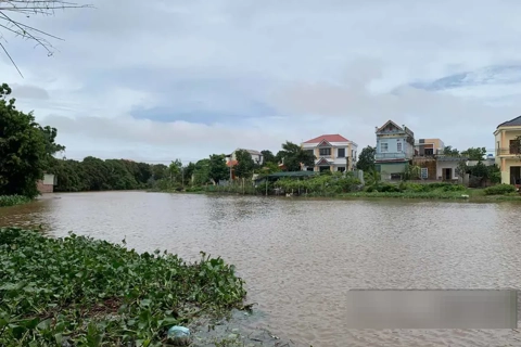 Hưng Yên: Ven biển gió to, nước tràn qua đường bao đê biển