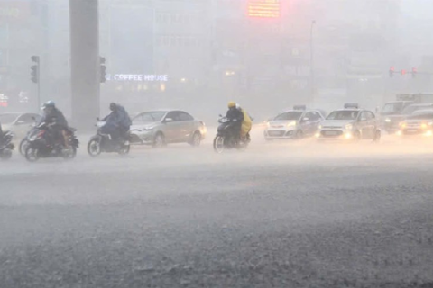 Hà Nội đối diện mưa lớn, dông, lốc do xu hướng dịch chuyển của bão số 3