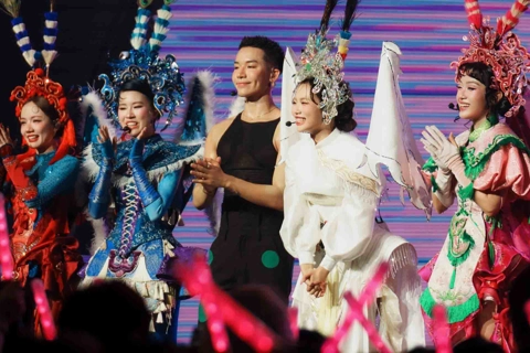 Phương Mỹ Chi gây bất ngờ tại Em xinh say hi
