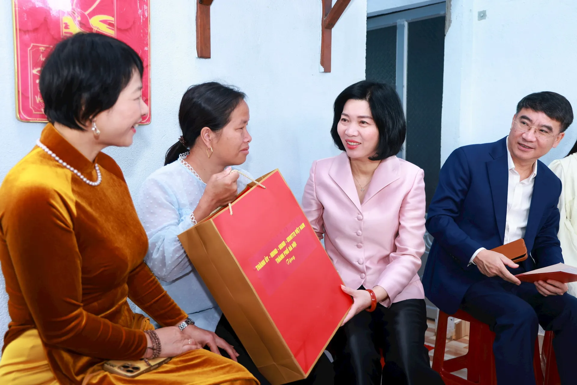 Chủ tịch HĐND TP Hà Nội Phùng Thị Hồng Hà trao quà tặng các hộ gia đình khó khăn tại tỉnh Lâm Đồng