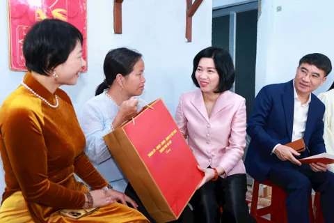 Chủ tịch HĐND TP Hà Nội Phùng Thị Hồng Hà trao quà tặng các hộ gia đình khó khăn tại tỉnh Lâm Đồng