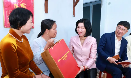 Chủ tịch HĐND TP Hà Nội Phùng Thị Hồng Hà trao quà tặng các hộ gia đình khó khăn tại tỉnh Lâm Đồng