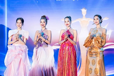 Lùm xùm hoa hậu nổi tiếng chưa có bằng đại học, huấn luyện sinh viên thi nhan sắc