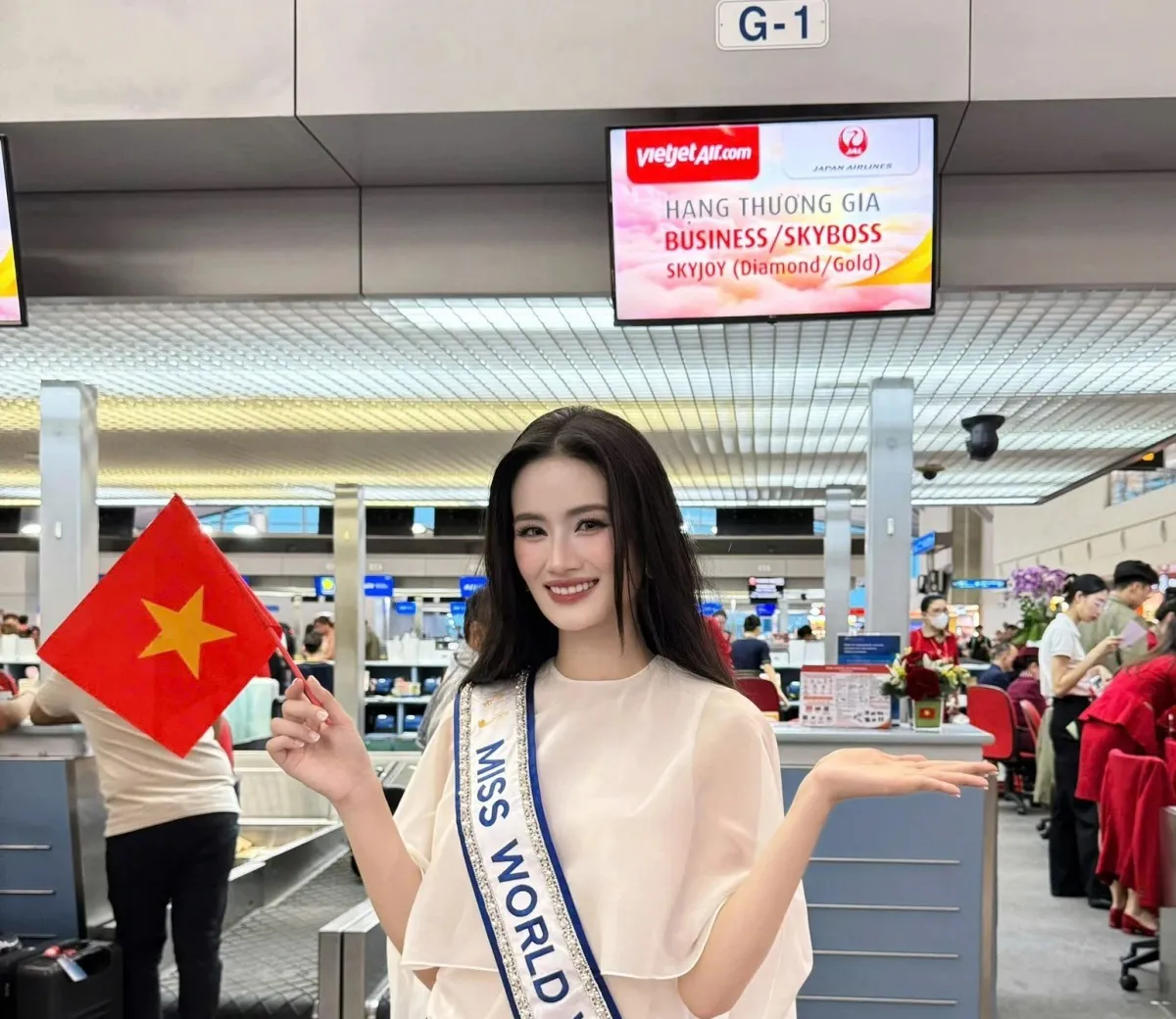 Thời trang của Ý Nhi tại đấu trường quốc tế Miss World

