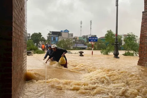 Nghẹt thở những cuộc giải cứu người dân trong lũ dữ