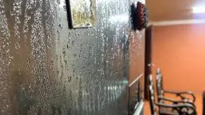 Nhà đổ mồ hôi, quần áo hôi rình, miền Bắc nồm ẩm trước rét đậm
