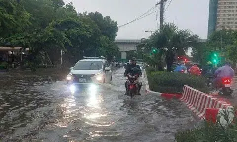 Cập nhật: Hà Nội mưa to trắng trời kéo dài chưa dứt, nhiều tuyến phố ngập cục bộ
