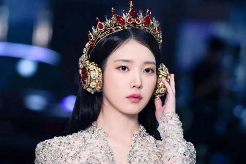 IU làm tạo bất ngờ cho người hâm mộ vào ngày sinh nhật
