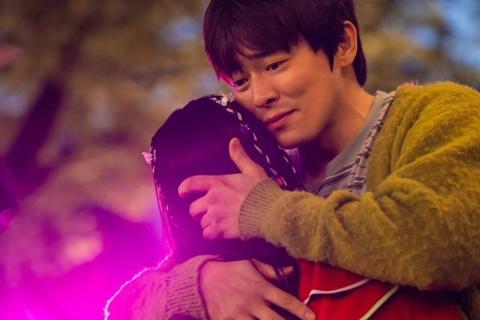 Jo Jung Suk giữ phong độ với phim Zombie cưng của ba
