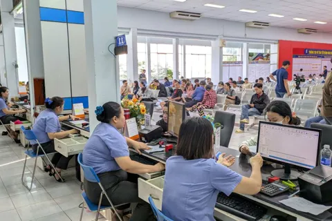 Hành khách đi từ 2 giờ sáng đến ga, chờ bốc số mua vé tàu Tết 2026