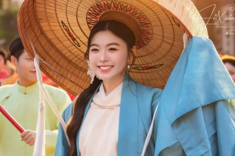 Nhan sắc con gái Phó Chủ tịch Hội Điện ảnh gây sốt trên phố đi bộ