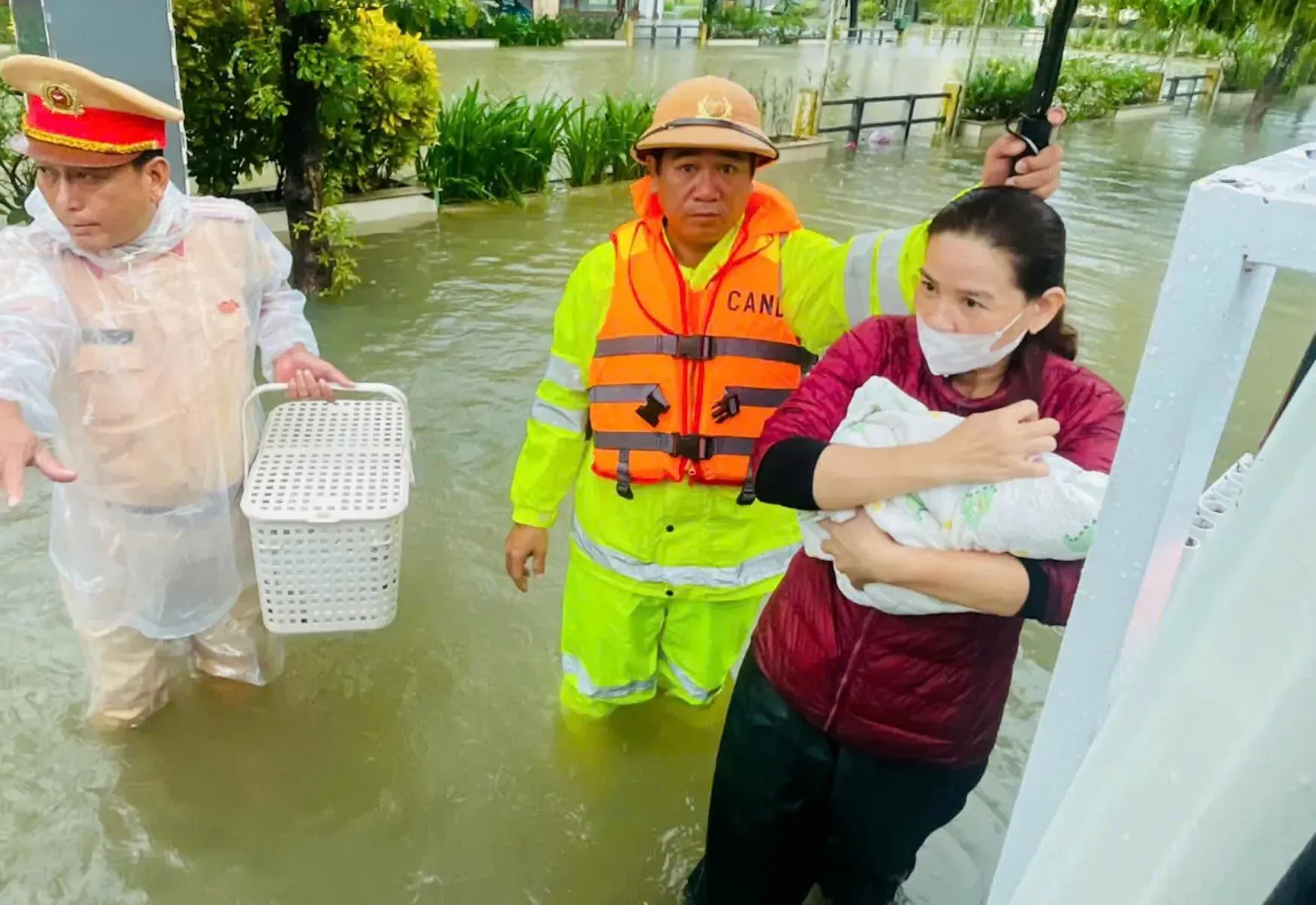 Nước sông ở Huế vượt đỉnh năm 2020, người dân hối hả "chạy lũ"