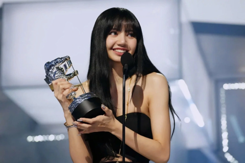 Lisa BlackPink hé lộ nội dung phim tài liệu đầu tay