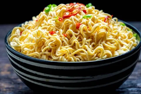 Ăn mì tôm nhiều có gây tăng cân và ảnh hưởng tới sức khỏe hay không?
