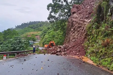 Tập trung ứng phó mưa lũ, đặt nhiệm vụ bảo đảm an toàn tính mạng cho Nhân dân lên trên hết, trước hết