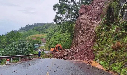 Tập trung ứng phó mưa lũ, đặt nhiệm vụ bảo đảm an toàn tính mạng cho Nhân dân lên trên hết, trước hết