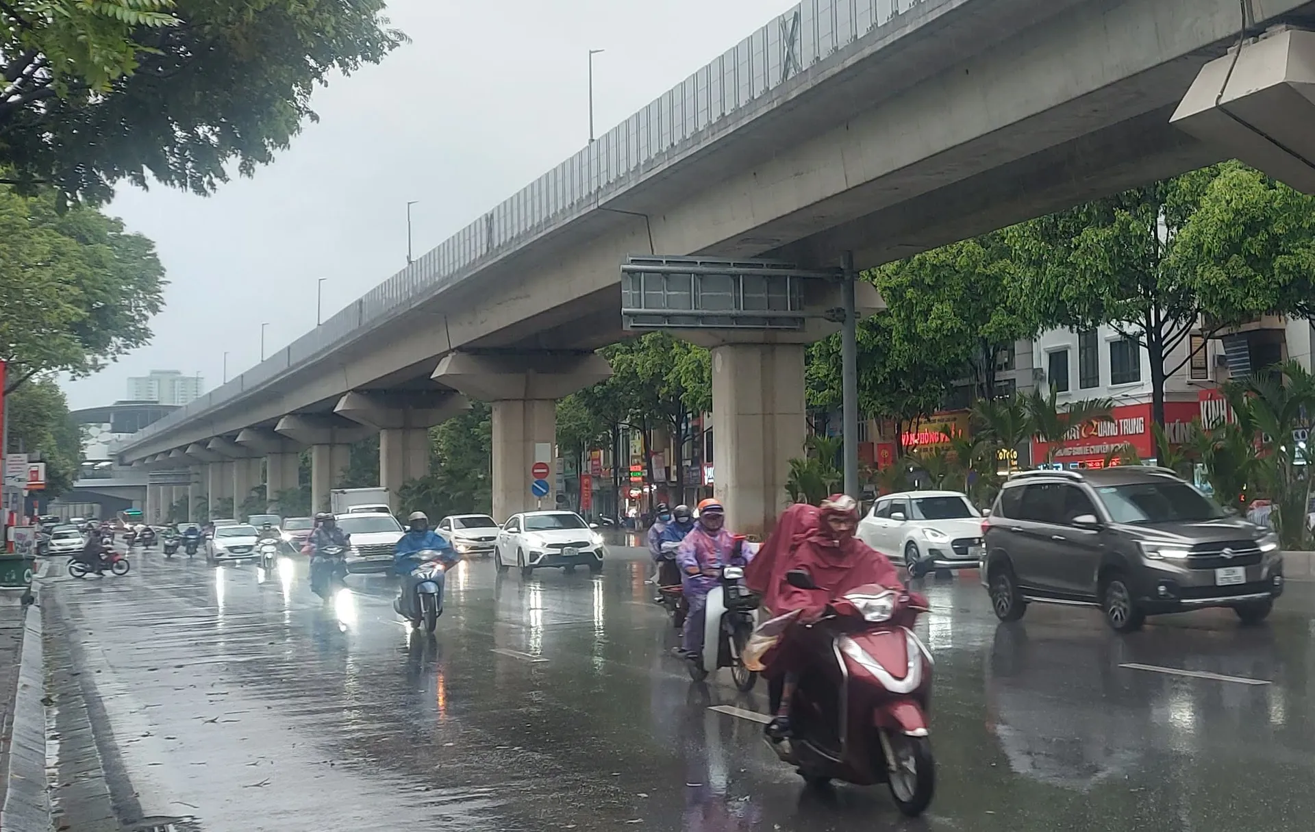 Cảnh báo mưa lớn, dông, lốc, sét khu vực nội thành Hà Nội