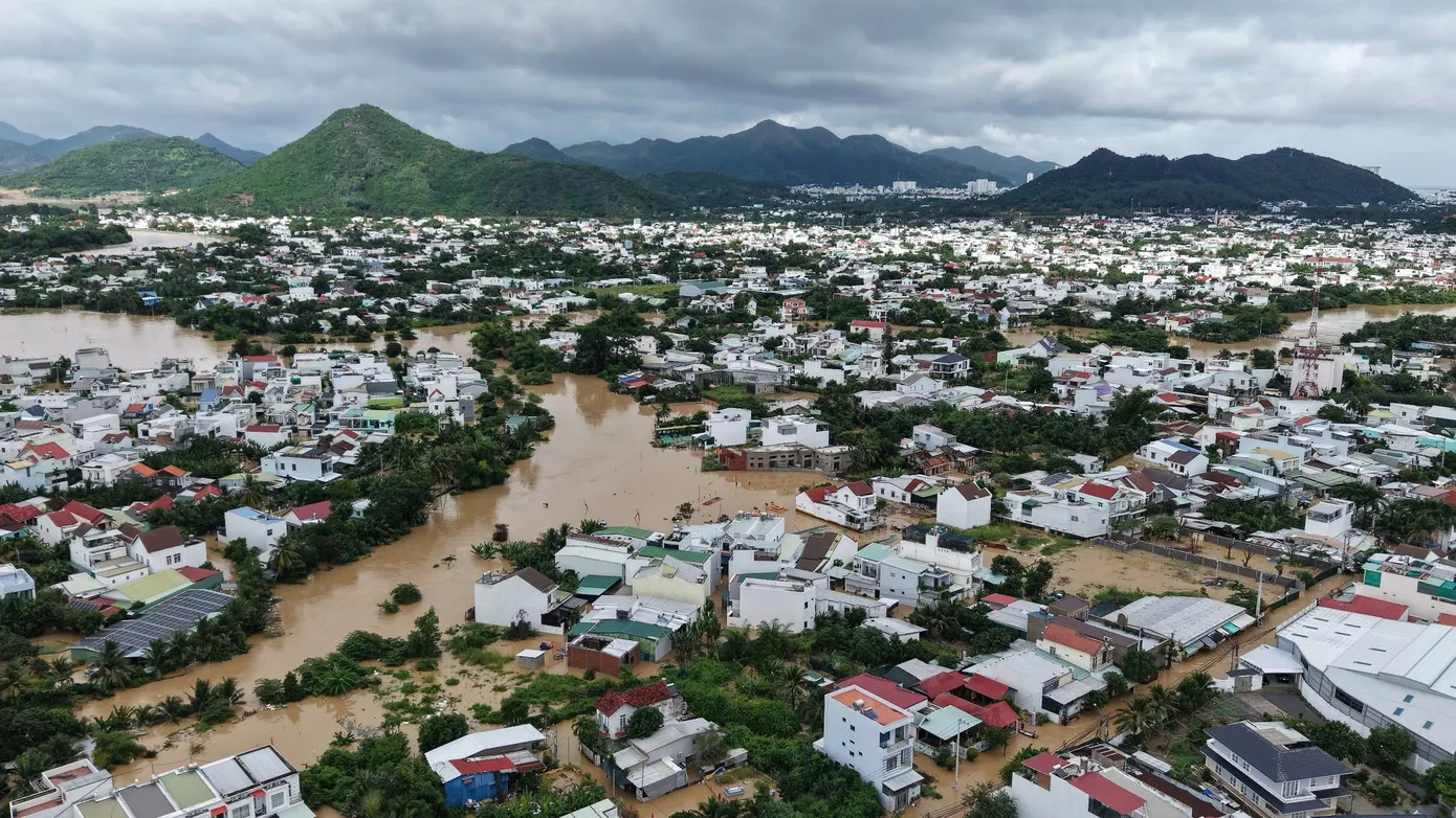 Toàn cảnh mưa lũ ở miền Trung: Đang tìm kiếm tài xế mất tích, Huế, Đà Nẵng lại chìm trong biển nước