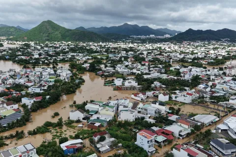Toàn cảnh mưa lũ ở miền Trung: Đang tìm kiếm tài xế mất tích, Huế, Đà Nẵng lại chìm trong biển nước