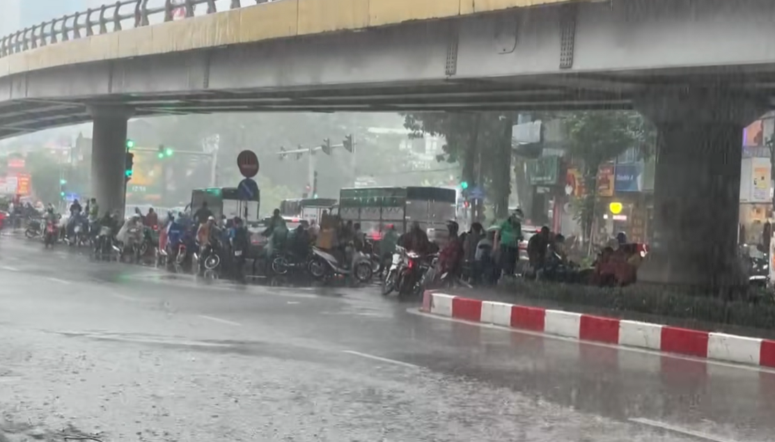 Hà Nội: Cảnh báo ngập lụt do mưa to trắng trời kéo dài nhiều giờ đồng hồ